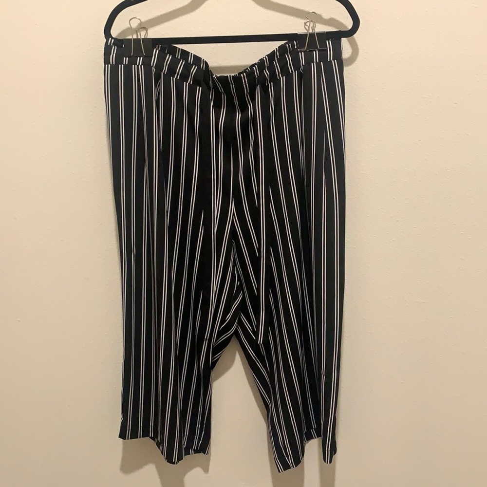 Women’s Black and White Pinstripe Capri DR2 Dress Pants